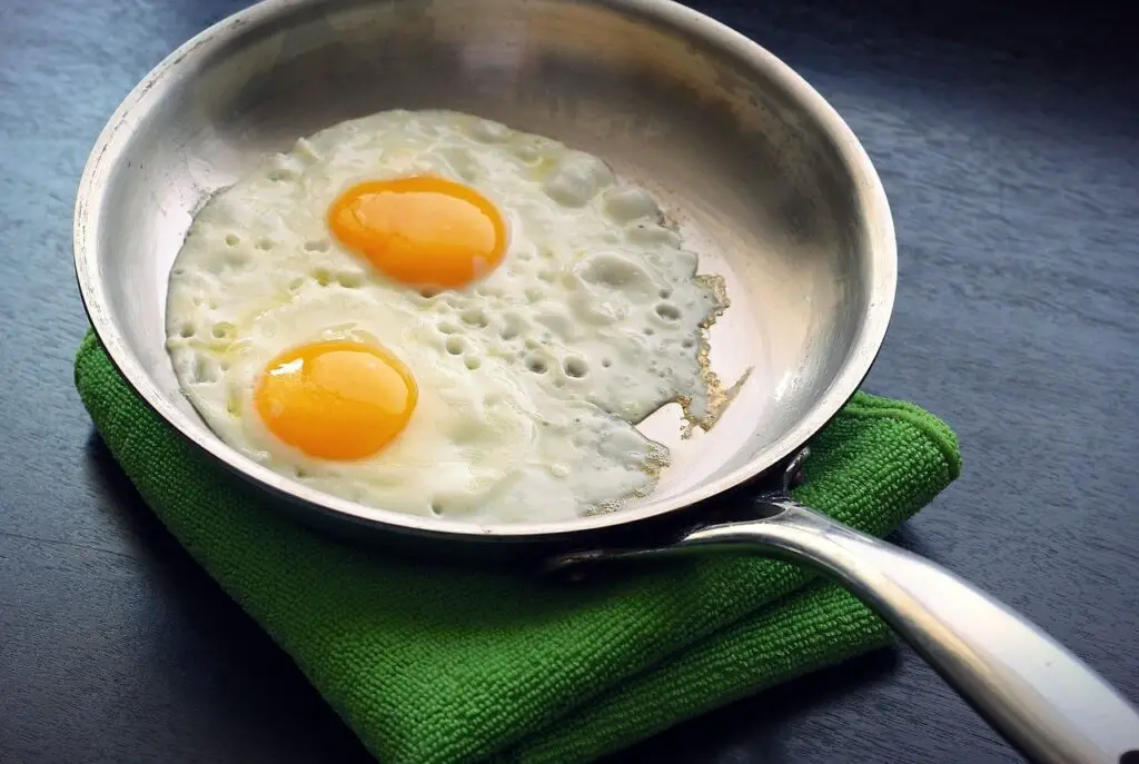 COOKING SUNNY-SIDE-UP-EGGS