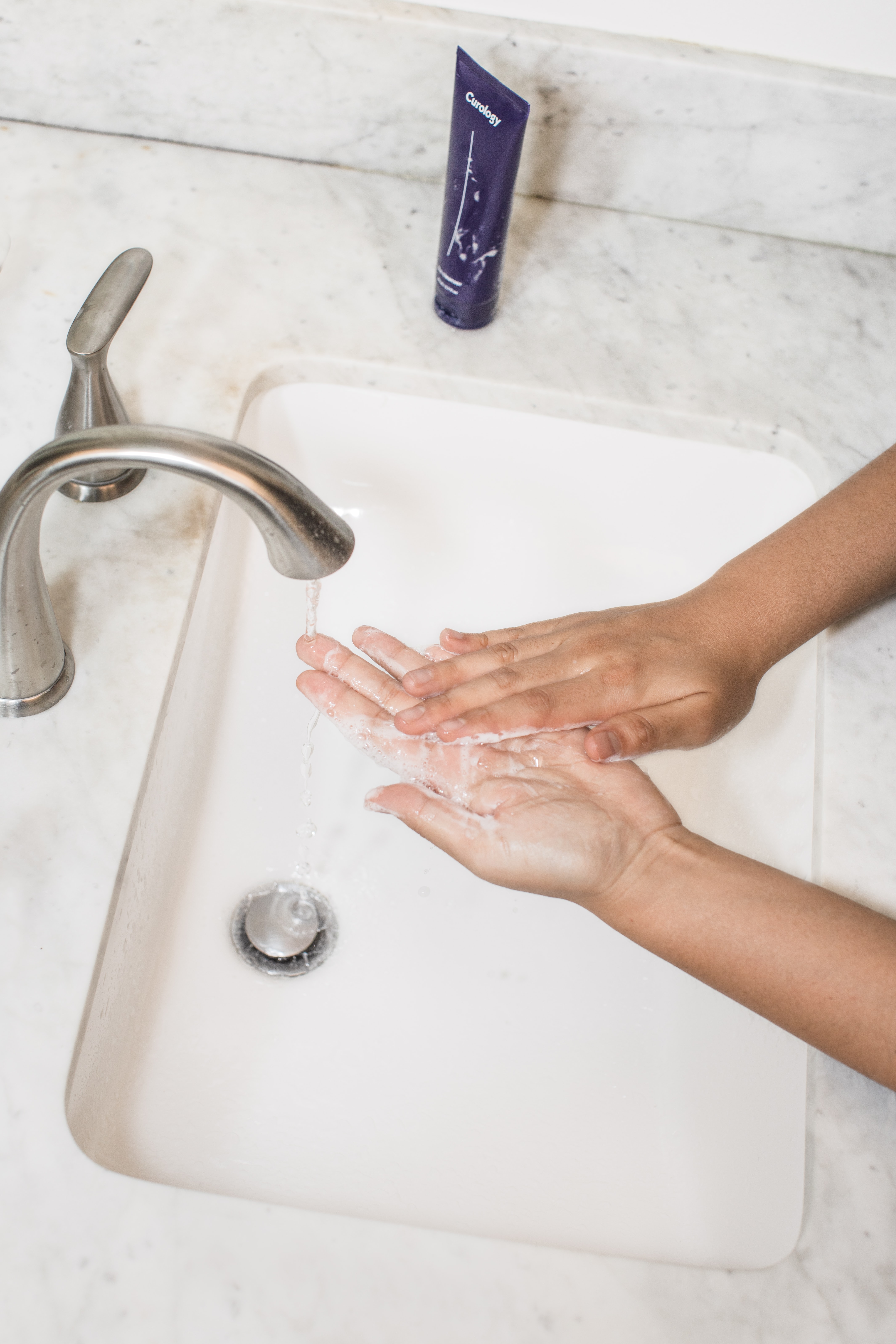 Washing hands both before and after handling chickens can help stop the spread of diseases.